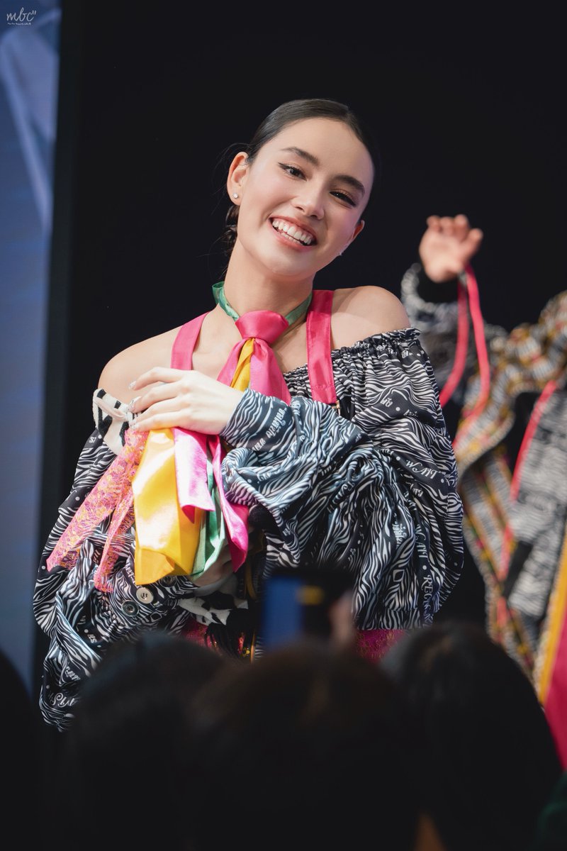 GinnyJayna_FCMx's tweet photo. Jayna simplemente brillando con esa sonrisa tan hermosa 🥹✨ Se ve preciosa, feliz y llena de energía. Su outfit, su carita y esa sonrisa…  

Jayna simply shining with that beautiful smile 🥹✨ She looks gorgeous, happy, and full of energy. Her outfit, her face, and that smile…

GINJAY AT SIAM CENTER BIFW26
#SiamCenterBIFW2026xGINJAY