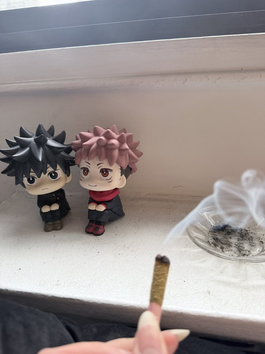 itafeishi's tweet photo. who should get the first hit https://t.co/5iGrFNzwSv