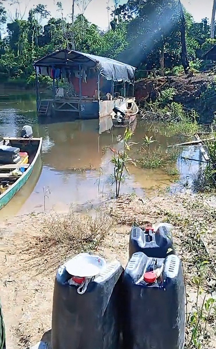 Fritz_A_Sanchez's tweet photo. #Atención #Venezuela

La proliferación de balsas mineras ilegales en los caños de la cuenca del río Paragua agrava el deterioro de este importante sistema hídrico...

El Paragua, junto con el Caroní, aporta sus aguas al embalse de Guri, el cual alimenta la principal red de Centrales Hidroeléctricas del país!

La destrucción de estas cuencas no es solo un problema ambiental, también amenaza la recuperación del sistema eléctrico nacional desde su origen: la generación hidroeléctrica ! 

#AmbienteSinDerechos #SurDelOrinoco #OroDeSangre