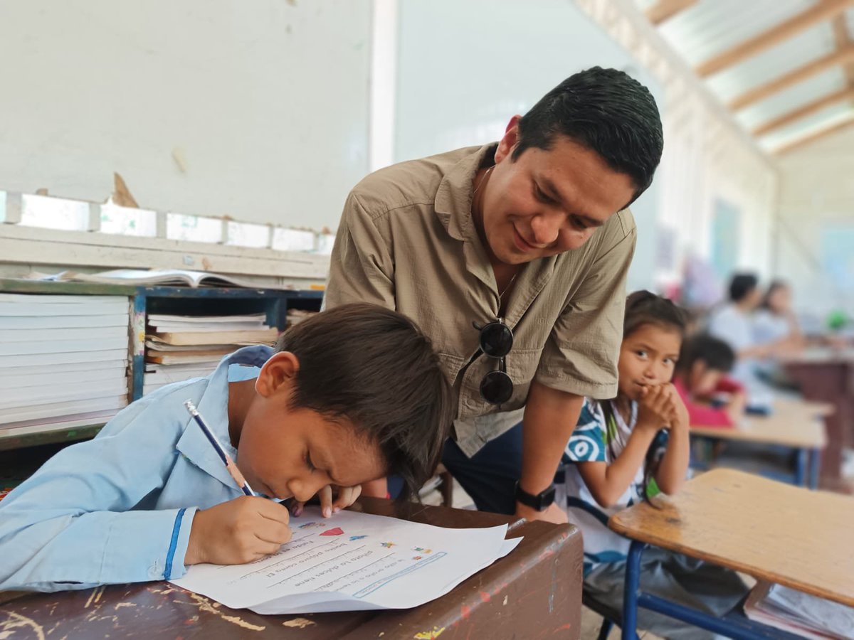 EducacionZ3_Ec's tweet photo. 📍Llegamos a las comunidades del cantón Arajuno para escuchar sus necesidades, conocer sus realidades y acompañar acciones que respondan a sus requerimientos. 🤝🏫
Conocer sus prioridades nos permite brindar una atención más cercana y oportuna. 💚👧🏽 https://t.co/Zi6svD9Fpm