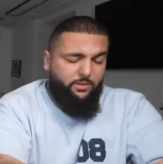 AFmarmott's tweet photo. @kingsneakow fatass about to cry over a joke https://t.co/7KuXk0pgOF