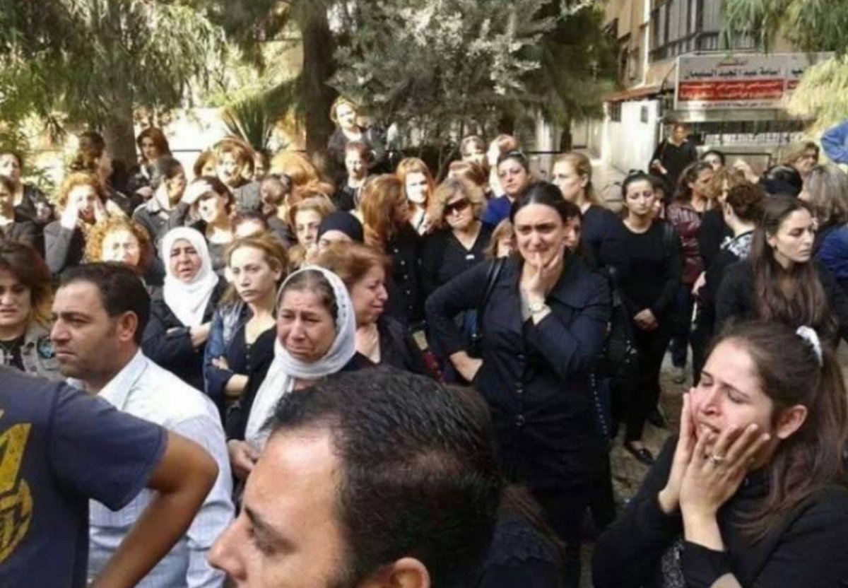 SAHARSYRIA8's tweet photo. في مثل هذا اليوم 
١ تشرين الأول ٢٠١٤
قام مغول العصر بهجوم مزدوج بسيارة مفخخة و انتحاري ، لتمزيق أجساد ٤٨ طفلا أثناء خروجهم من مدرستهم
هجوم بربري وحشي طائفي لم نسمع لأجله موشحات البكاء على محطات الدم و الدم الآخر
يذكر أن المدرسة كانت هدفا لقذائف الهاون و قد استشهد بسبب ذلك طلاب https://t.co/vPN4uuhax5