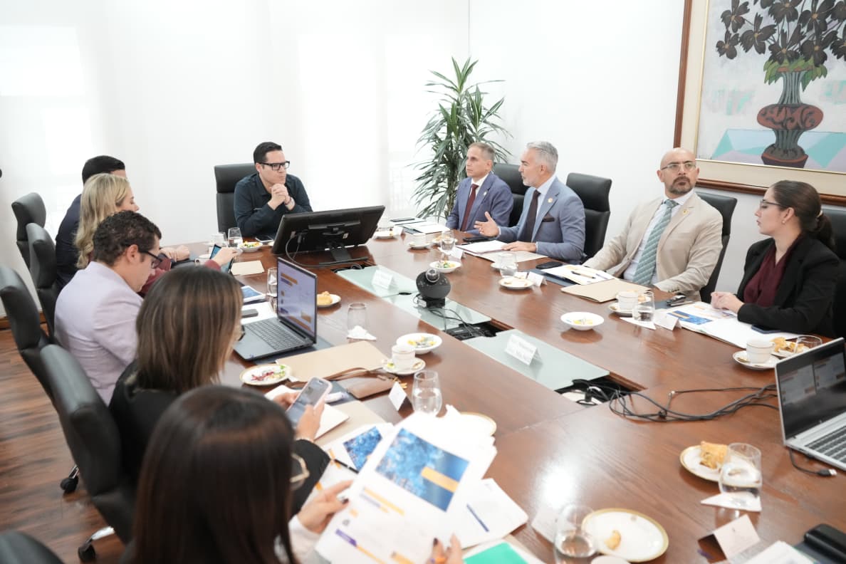 EcuadorMAE's tweet photo. 📌 [TRABAJO INTERINSTITUCIONAL]

El ministro @JuanCarlos_Blum y el viceministro de Hidrocarburos, Eduardo Racines, participaron en el Primer Gabinete Interinstitucional de Ingresos, liderado por el secretario General de @PlanificacionEc, @JoseJulioNeira.

Con el objetivo de revisar los avances en la generación de ingresos y articular acciones para el cumplimiento de las metas previstas por el Gobierno Nacional para este año, las autoridades de esta Cartera de Estado informaron los principales hitos en el sector hidrocarburífero nacional.

Durante 2026, se registraron:
✅ USD 781 millones en inversión privada, entre recursos ya concretados y nuevas inversiones proyectadas.
✅ Ejecución de obras estratégicas para el fortalecimiento de la continuidad y seguridad del transporte de crudo.