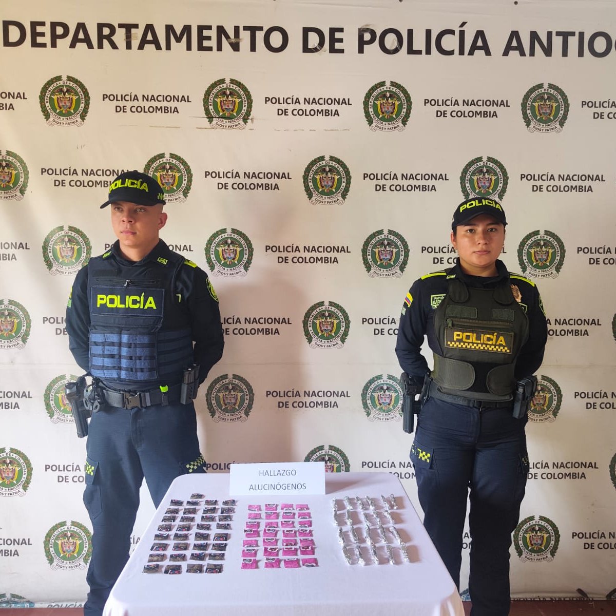 Policiantioquia's tweet photo. En #Liborina | Durante labores de patrullaje y control, nuestros uniformados hallaron 21 cigarrillos de marihuana, 33 bolsas con bazuco y 28 bolsas con base de coca. Los elementos fueron dejados a disposición de la autoridad competente. #JuntosPorAntioquia https://t.co/cgJ0B46Mfv