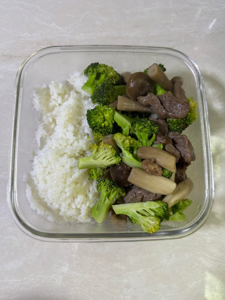 vanessab28's tweet photo. Even during a cutting phase, you can still eat delicious food! ✨
Beef and broccoli with a little rice. 🥦🥩🍚
A balanced meal to keep me fueled and energized for the rest of the day! 💪✨ https://t.co/5we8qL4GZu