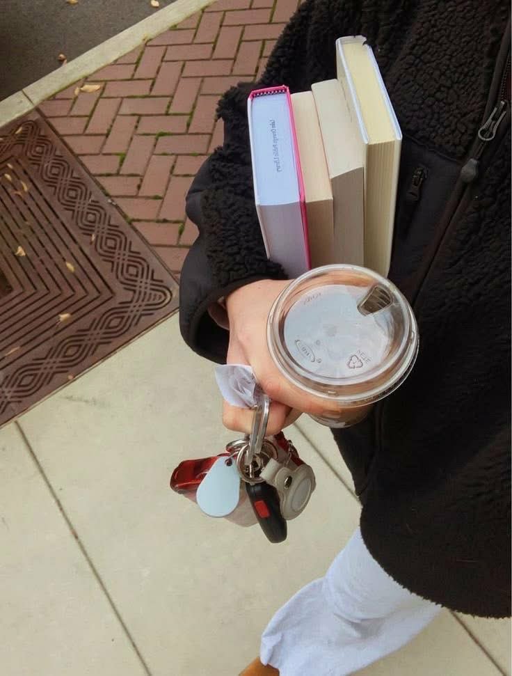 nyliava's tweet photo. Reading is my quiet escape when the world feels too loud.📚📖✨ https://t.co/nZqjJWj0KR