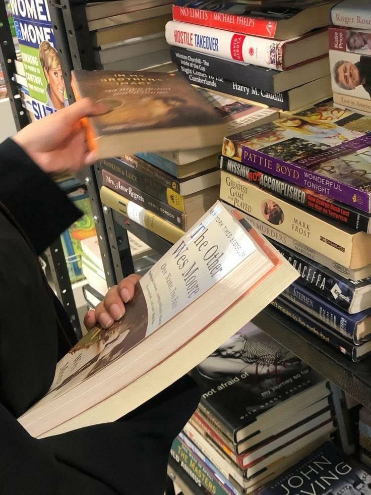 nyliava's tweet photo. Reading is my quiet escape when the world feels too loud.📚📖✨ https://t.co/nZqjJWj0KR