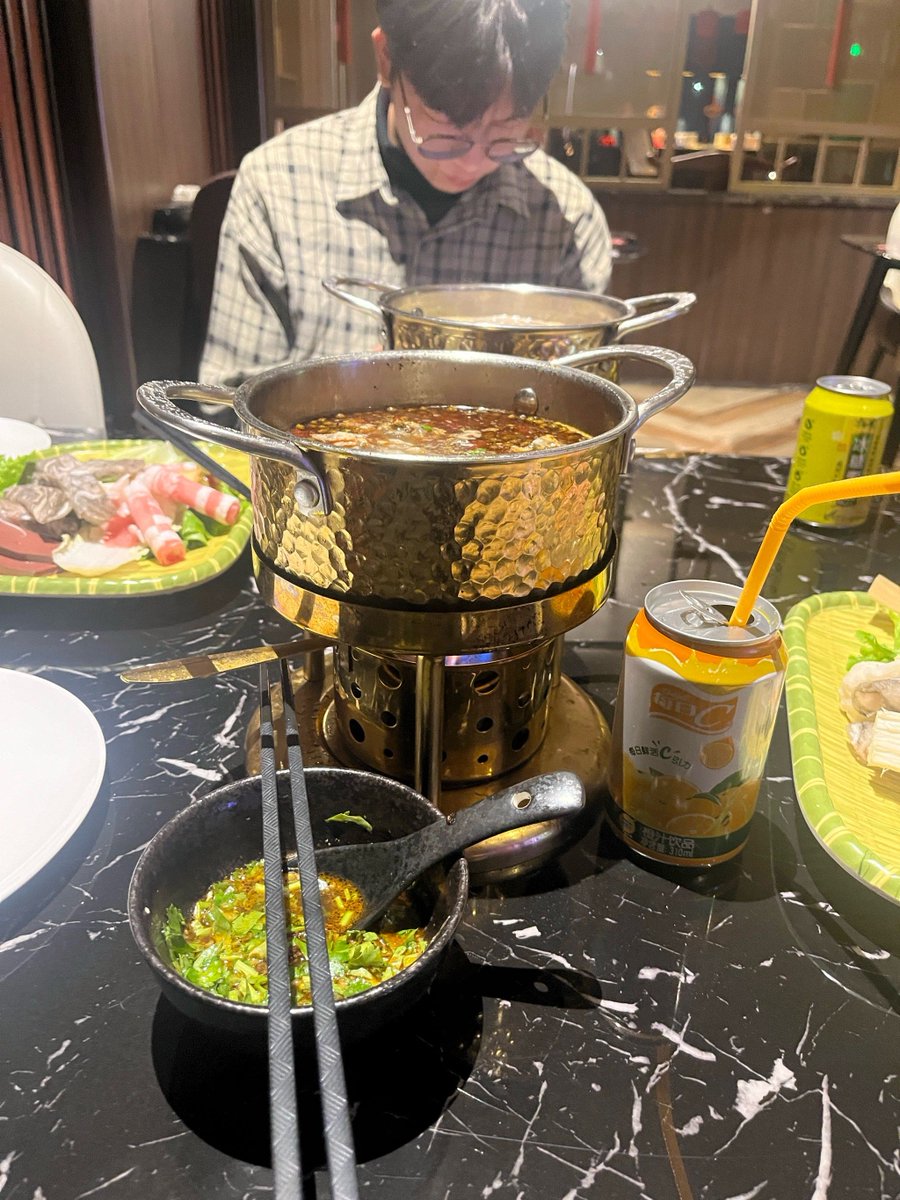 bobby_mcka__704's tweet photo. Today I had a hot pot with my 盘爸 at the restaurant, I accidentally coughed a little. https://t.co/wkLrQacWSJ