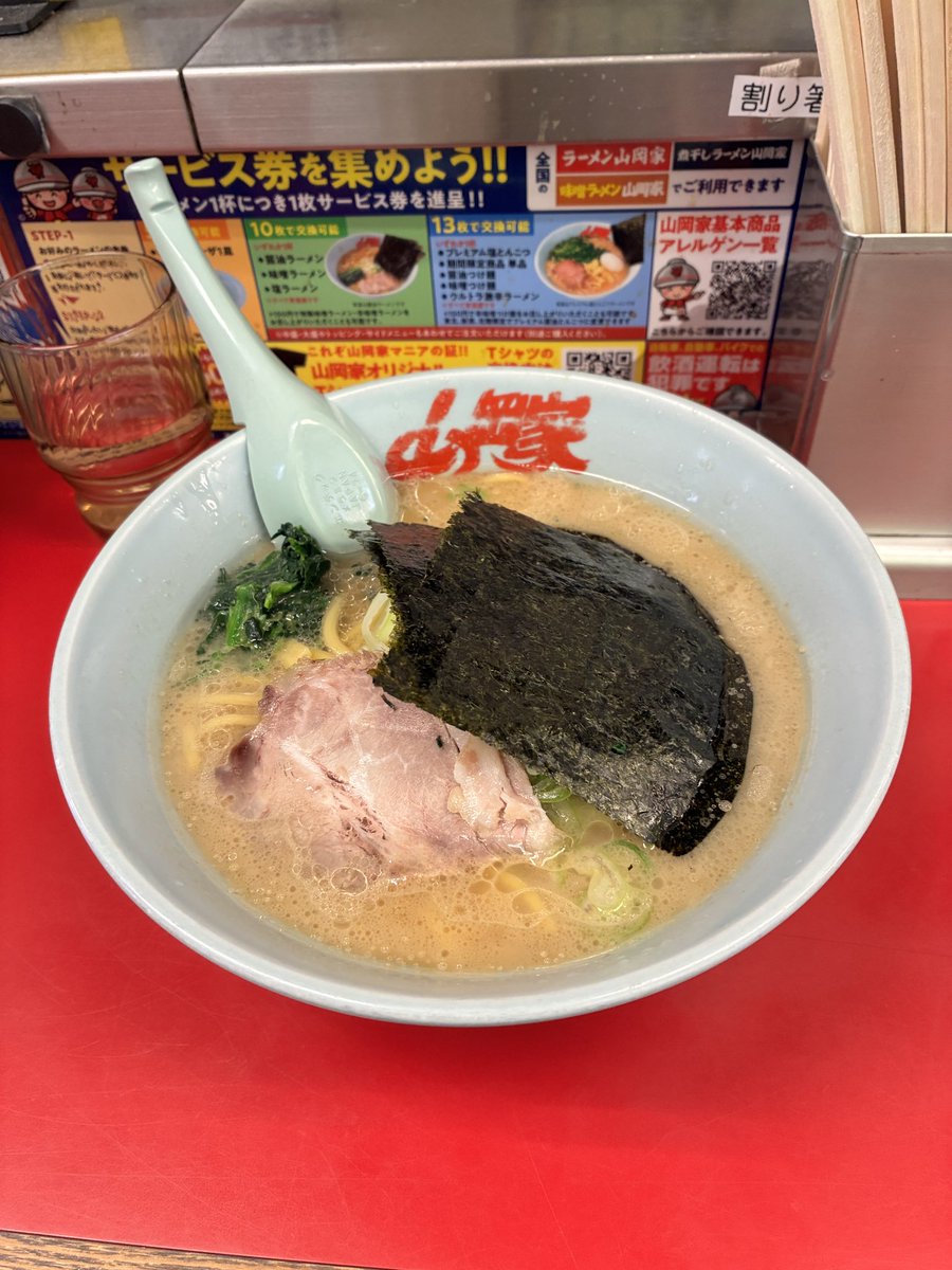 hagedaruman_'s tweet photo. うどん食べて帰ろうとしたらうっかり山岡家に吸い込まれてた
麺やわめで頼んだんだけど、味も薄めになってたのはご愛嬌🫶 https://t.co/Haq0gstn9G