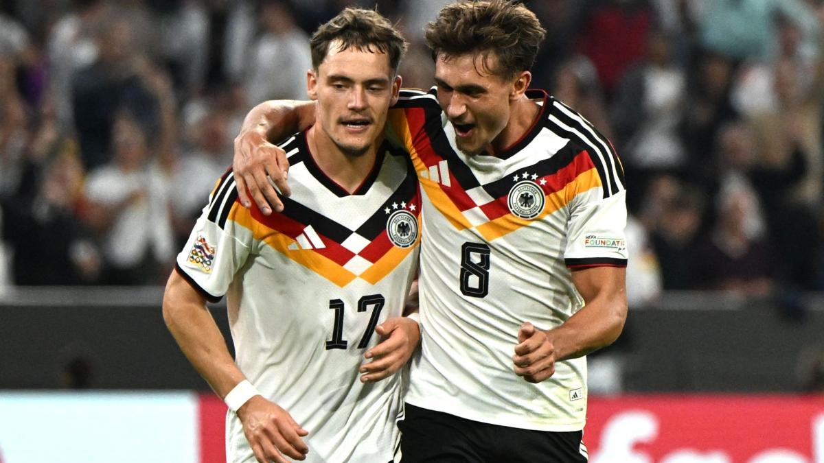 AZ_Augsburg's tweet photo. Die deutsche Mannschaft gewinnt erstmals unter Trainer Jürgen Klopp. Dabei überzeugt das Team auf vielfältige Weise. Das lockt sogar das Münchner Publikum aus der Reserve. https://t.co/FYQyTkMgXK https://t.co/WGaZNgbEYr