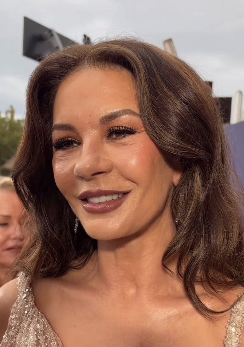 Raulgutierrez's tweet photo. 🎬✨ ¡Catherine Zeta-Jones está de estreno!

La actriz presentó en Bilbao, España, su nueva serie ‘Kill Jackie’, una producción que promete dar mucho de qué hablar. 🔥📺

La serie llegará a HBO a partir de este 2 de octubre. ¡Así que ya tenemos plan para el fin de semana! 🍿😏 https://t.co/YBxov1EbU2