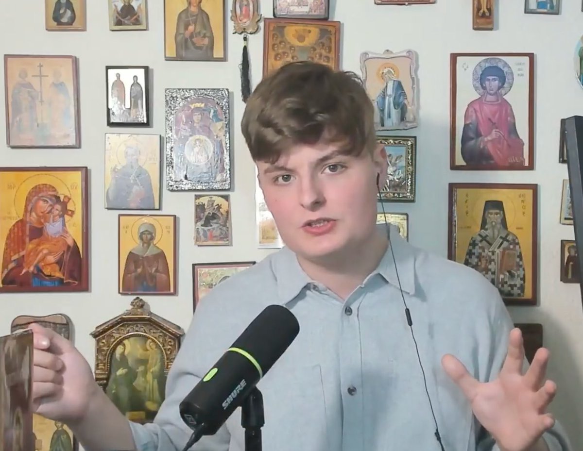 AndyPlumb4's tweet photo. That’s definitely not a normal backdrop for a teenage boy 🫤 https://t.co/jP0x2ZSrP4