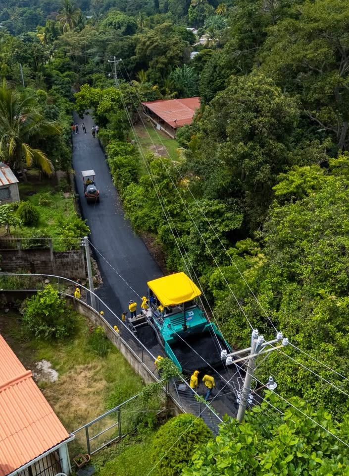 SecPrensaSV's tweet photo. Estas obras facilitarán el acceso y la movilidad diaria de estudiantes, familias y habitantes de la zona, quienes pronto transitarán por una calle en mejores condiciones. https://t.co/X0GYaJt7os