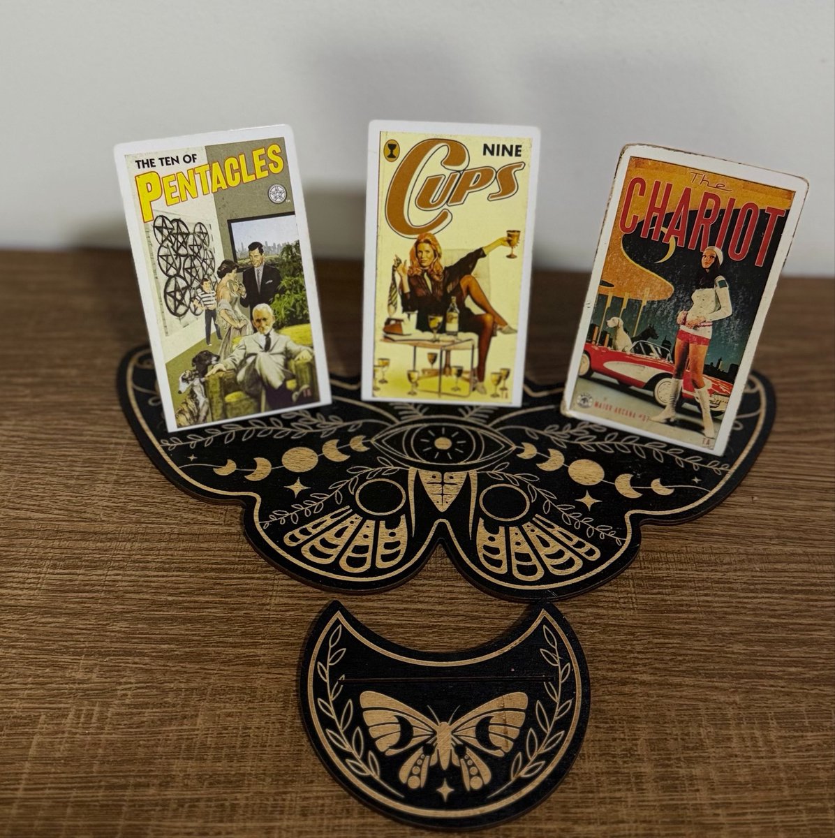 amandatarologaa's tweet photo. Sagitário, outubro chega com uma energia muito positiva, principalmente para dinheiro, realizações e decisões que podem mudar o rumo dos próximos meses. O 10 de Ouros mostra que uma questão financeira ou familiar começa a se organizar logo no início do mês. Você pode receber um pagamento, acertar uma dívida, fechar um negócio ou ter uma conversa importante sobre dinheiro que traz mais segurança. Também vejo uma situação envolvendo família, casa ou patrimônio que começa a caminhar para uma solução. No trabalho, uma oportunidade pode aparecer através de alguém que já conhece sua capacidade e pode indicar você para algo melhor. Se trabalha por conta própria, um cliente pode chegar por indicação e acabar se tornando uma fonte de renda mais frequente. O 9 de Copas mostra um desejo que você vem fazendo há algum tempo começando a se realizar. Entre os dias 8 e 15, uma notícia pode chegar e provocar aquela sensação de “eu esperei muito por isso”. Pode ser uma conquista financeira, profissional ou amorosa, mas será algo que realmente vai deixar você satisfeito. Na vida amorosa, existe uma energia muito favorável para encontros, aproximações e momentos de prazer. Se está solteiro, alguém pode surgir em uma situação social ou durante algum passeio e despertar seu interesse rapidamente. Se já existe alguém, um pedido, convite ou conversa pode aproximar ainda mais vocês. O Carro mostra que a segunda metade de outubro será marcada por movimento e decisões rápidas. Uma viagem, deslocamento ou mudança de planos pode acontecer de última hora e acabar sendo muito importante para você. Entre os dias 17 e 23, você pode tomar uma decisão que vinha adiando e finalmente colocar um plano em prática. No trabalho, isso pode representar o início de um projeto, mudança de função ou busca por uma oportunidade diferente. Financeiramente, o mês termina com uma sensação maior de controle, principalmente porque você estará mais focado em alcançar um objetivo específico. Na última semana, uma resposta positiva pode chegar depois de você tomar a iniciativa e ir atrás daquilo que queria. Outubro termina com você percebendo que as coisas começaram a acontecer quando você parou de esperar e decidiu se movimentar. A principal mensagem para Sagitário é: existe uma conquista esperando pela sua iniciativa, então aproveite as oportunidades e não tenha medo de colocar seus planos em movimento.