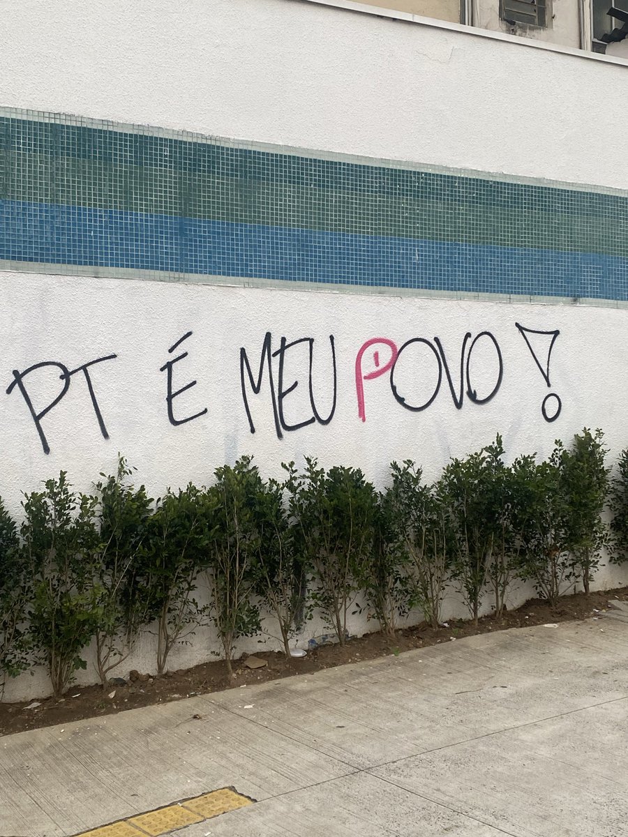 queijo__brie's tweet photo. finalmente consertaram o pixo de direita q fizeram na cb https://t.co/4YhykaJLKD