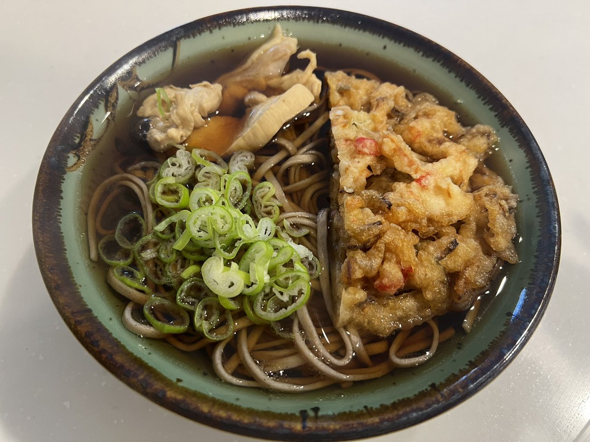 retamo94's tweet photo. 10月1日
半分かき揚げと鶏こま肉そば。毎朝そば生活を辞めようかと悩む今日この頃(笑)#そば #蕎麦 #SOBA #毎日そば生活 #路麺 #蕎麦活 #そば生活 #蕎麦スタグラム #自炊 #朝活 #自宅ごはん #麺 #麺スタグラム #鶏肉 https://t.co/cAvUGfNfx6