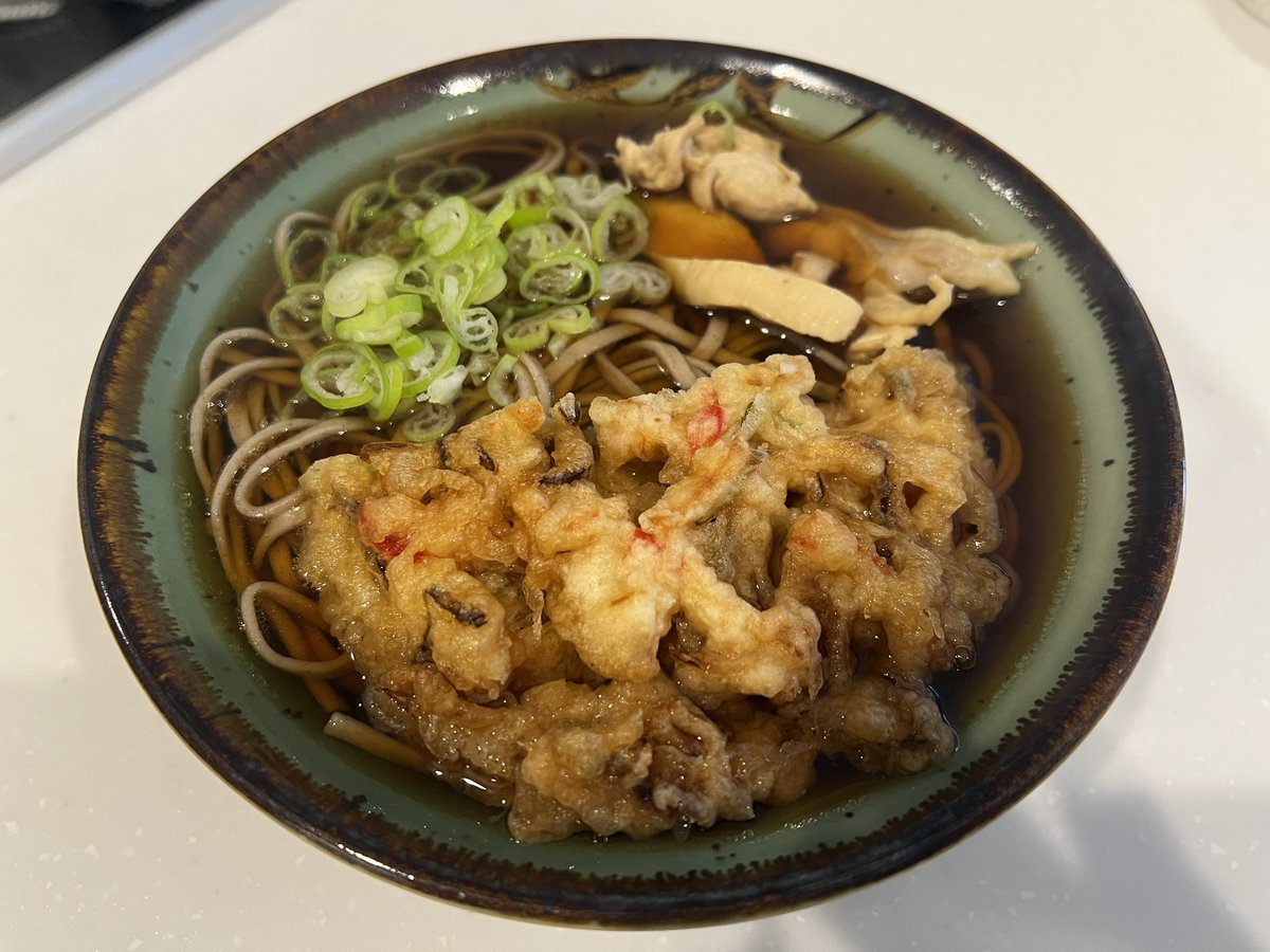 retamo94's tweet photo. 10月1日
半分かき揚げと鶏こま肉そば。毎朝そば生活を辞めようかと悩む今日この頃(笑)#そば #蕎麦 #SOBA #毎日そば生活 #路麺 #蕎麦活 #そば生活 #蕎麦スタグラム #自炊 #朝活 #自宅ごはん #麺 #麺スタグラム #鶏肉 https://t.co/cAvUGfNfx6