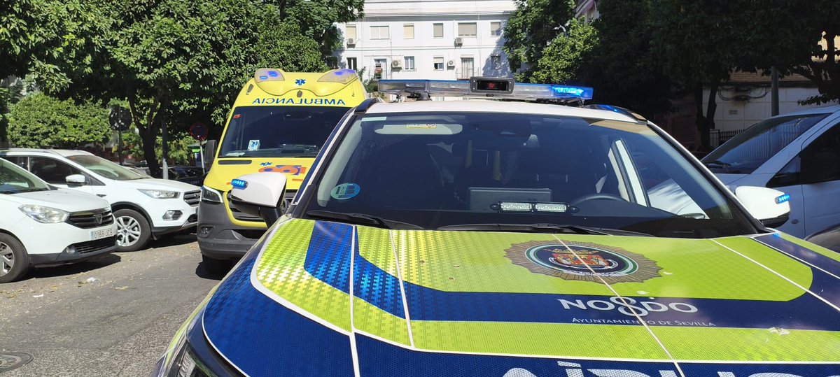 EmergenciasSev's tweet photo. 🚨 A las 19:02 horas, Emergencias 112 alertó de un varón que presentaba dificultades para respirar tras sufrir un atragantamiento en un aparcamiento de la Avenida de la Raza.

👮🏼‍♂️ Agentes de Policía Local acudieron rápidamente al lugar y comenzaron las maniobras de reanimación, manteniéndolo con vida hasta la llegada de los servicios sanitarios del 061, que continuaron con la asistencia.

Una rápida actuación y la coordinación entre los servicios de emergencia fueron fundamentales en esta intervención.
