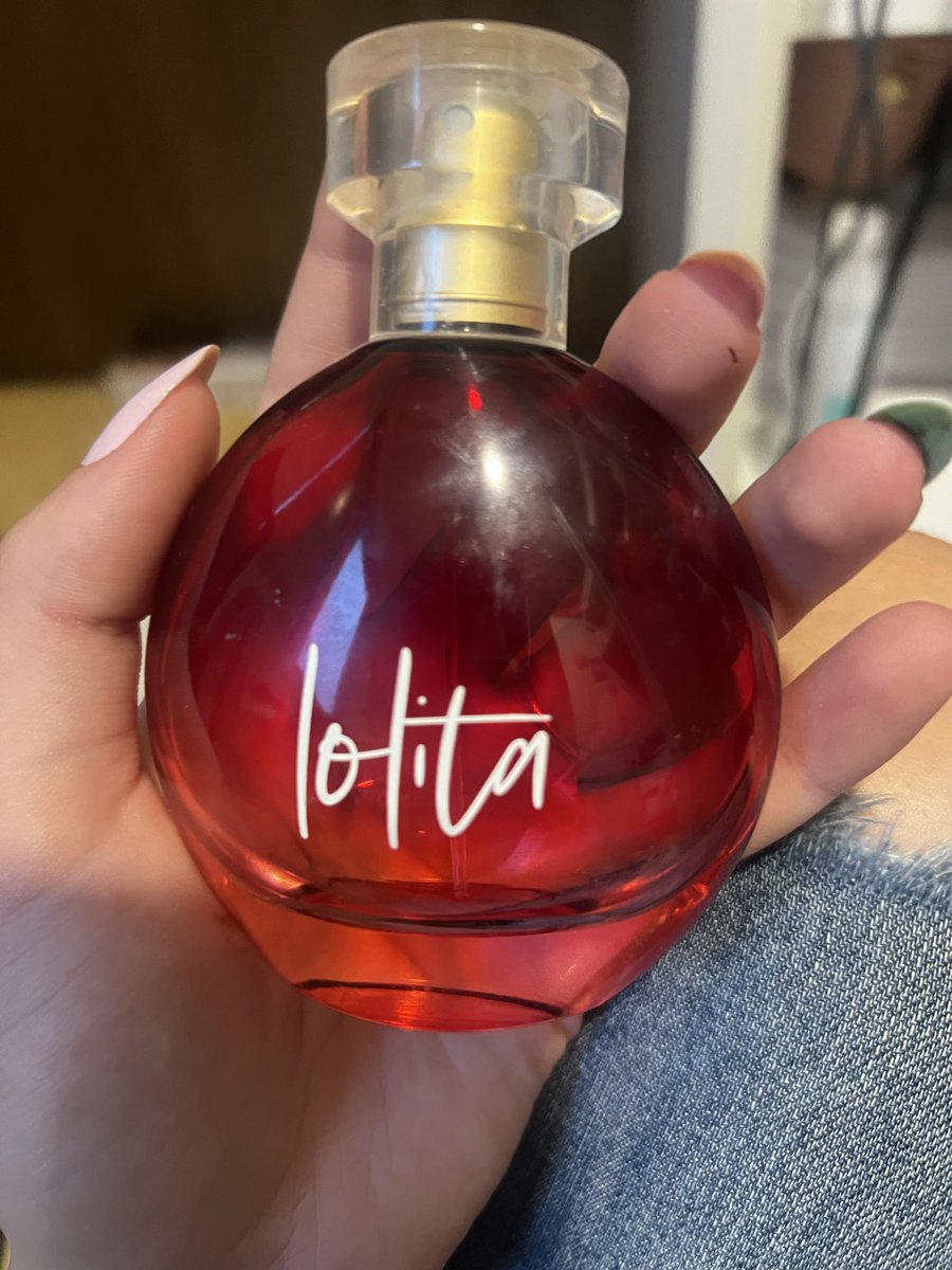 YourBlissAngel's tweet photo. gente acho que esse eh o perfume da minha vida e achei as ultimas gotas dele aqui arrumando meu quarto https://t.co/gsFBNK8bom