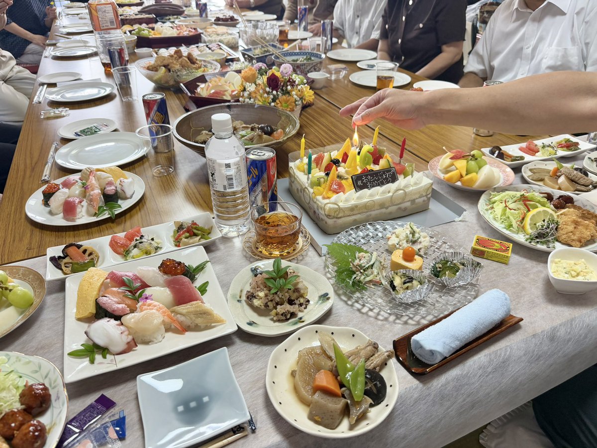 mizutamasamichi's tweet photo. 昨日で
私は46歳になりました（笑）

家庭連合 沼津教会の方々に
誕生日会を開いていただきました😊

たくさんの手作りの料理とケーキ🎂

こんなお祝いをしていただいたのは
生まれて初めて‼️ 

本当にありがとうございました😭 https://t.co/LgLpBwDwdm