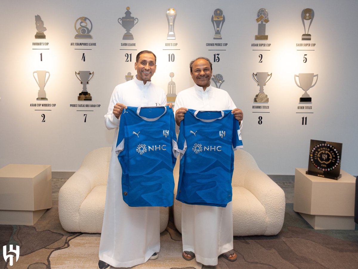 H_swilhy's tweet photo. الأسطورة «يوسف الثنيان» والأسطورة «سامي الجابر» في مقر نادي #الهلال 💙

لقاءٌ يعيد أجمل الذكريات.. ويجمع تاريخًا لا يُنسى 💙 https://t.co/Hg3JRTKhRo