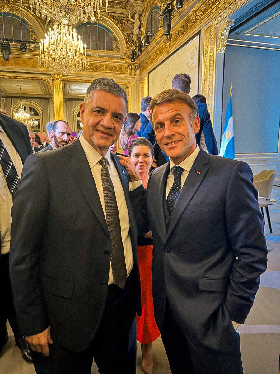 jorgemacri's tweet photo. Gracias, presidente Macron, por recibirnos en París y por este encuentro junto al presidente Javier Milei, los gobernadores y líderes del sector privado que participamos de la Argentina Week.

Su liderazgo y el vínculo histórico entre Francia y la Argentina hacen de este encuentro una oportunidad para seguir fortaleciendo una relación estratégica. 

Buenos Aires tiene un lugar especial en ese vínculo: hace un año tuve el honor de entregarle la Llave de la Ciudad, como símbolo de nuestra amistad histórica y de las puertas siempre abiertas de Buenos Aires a Francia.