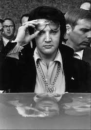 crockpics's tweet photo. Elvis Presley greeting fans and photographers in Memphis on December 28, 1970. Coming right off his historic White House visit with President Richard Nixon just seven days earlier, Elvis spent the holidays at home and walked down his driveway to spend time with the admirers gathered outside his gates. Captured by Associated Press photographer Charles Kelly.
🎸 From custom oversized sunglasses and upturned collars to the massive gold lion pendant, Elvis defined 1970s rock-and-roll style. What is your favorite fashion look from his storied career?🎸 👇️