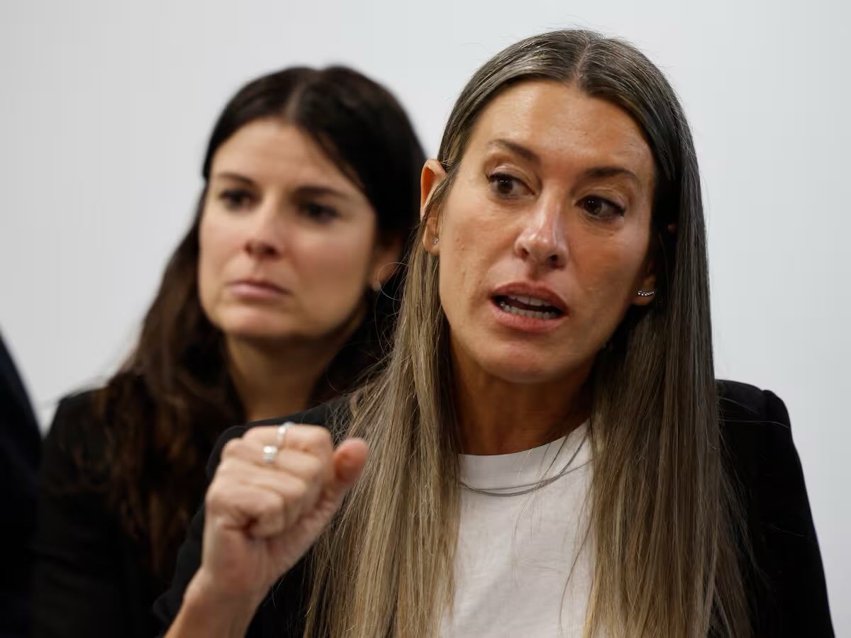 anluma99's tweet photo. Junts mañana votará No a los dos decretos. La formación ha confirmado que rechazará tanto el texto que suspende desahucios a personas vulnerables y veta a los fondos buitre como el que impone la renovación automática e indefinida de los contratos de alquiler.  La decisión se tomó tras una reunión telemática de la dirección