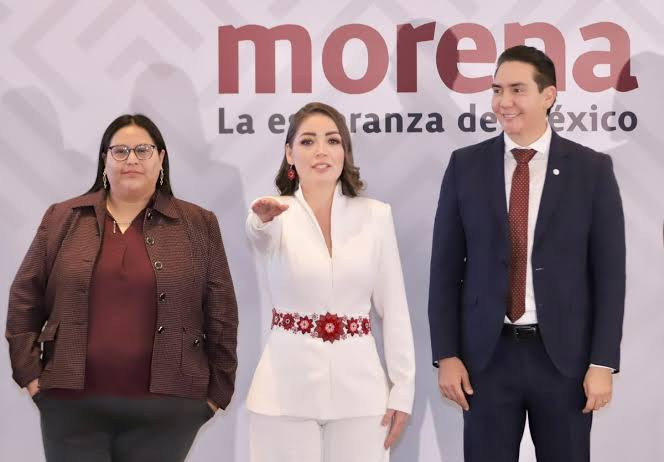 GuacamayanLeaks's tweet photo. Los asnos de @PartidoMorenaMx aprobaron una ley para impedir que personas con doble nacionalidad puedan ser gobernadores, sin embargo respaldaron la doble nacionalidad de Jasmine Bugarín, designada coordinadora del partido en Nayarit

Aseguran que la candidata nacida en EE. UU. renunció a dicha nacionalidad en 2018 ante la @SRE_mx.... Plop.

#GuacamayaLeaks