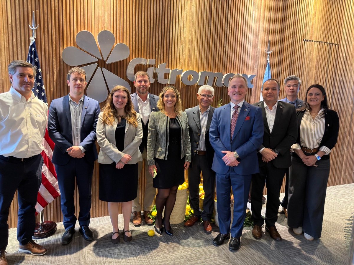 USAmbassadorARG's tweet photo. Si la vida te da limones... ¡fortalecé la relación económica entre EE.UU. y Argentina! 

Tucumán es el mayor productor y exportador mundial de limones y derivados cítricos. @CitromaxGroup es la mayor productora de limón orgánico y la tercera procesadora de limón del mundo, un ejemplo claro de cómo la inversión 🇺🇸 impulsa el desarrollo productivo 🇦🇷.