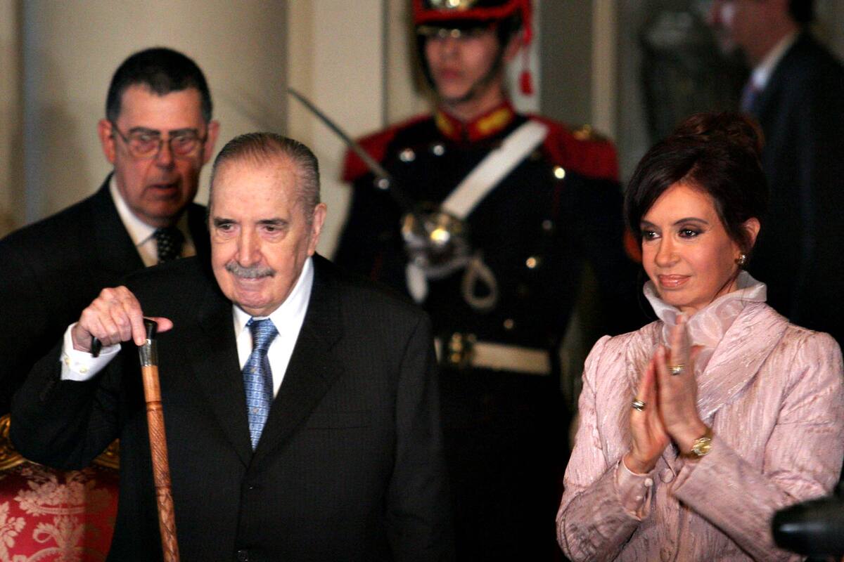 REAndradeOk's tweet photo. 🧵[HISTORIA] Un día como hoy, en 2008, la presidenta Cristina Fernández de Kirchner descubrió el busto de Raúl Alfonsín, en el marco de la celebración de los 25 años de reinstauración democrática. 
El acto se desarrolló en el Salón de los Bustos, contiguo al ingreso de la (sigue) https://t.co/cvF2fgRP7k