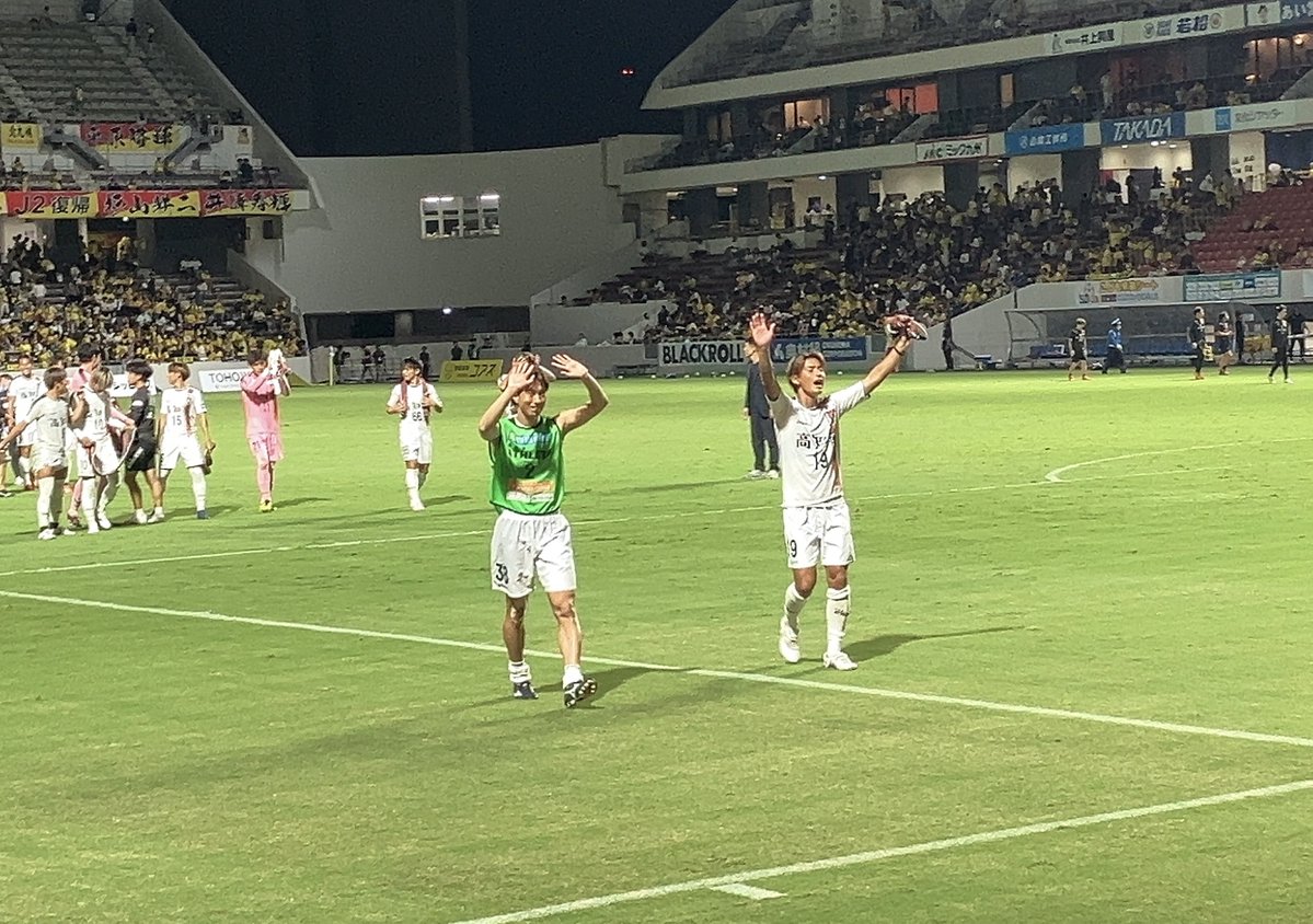 chrd305's tweet photo. "欧州仕込みのアナリスト"白石元監督の初陣を勝利で飾ったのがちょうど１年前の北九州。

例の騒動、不祥事、連敗でチームもサポも雰囲気が悪かったあの頃。ようやく見えた希望に胸を膨らませ駆けつけた我らの期待に応えてくれた。

たった１年前だけどとても懐かしく感じる。

#高知ユナイテッドSC https://t.co/LM3qFlvR42
