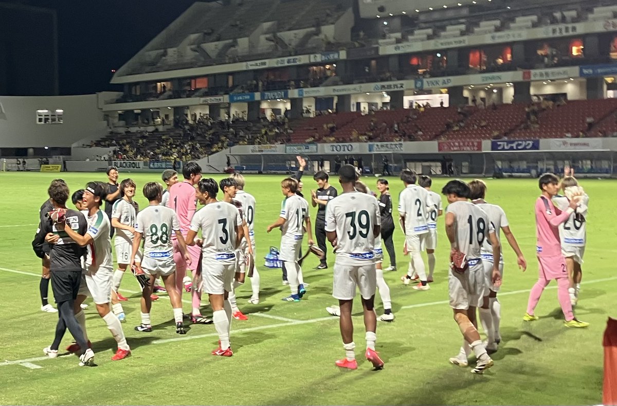 chrd305's tweet photo. "欧州仕込みのアナリスト"白石元監督の初陣を勝利で飾ったのがちょうど１年前の北九州。

例の騒動、不祥事、連敗でチームもサポも雰囲気が悪かったあの頃。ようやく見えた希望に胸を膨らませ駆けつけた我らの期待に応えてくれた。

たった１年前だけどとても懐かしく感じる。

#高知ユナイテッドSC https://t.co/LM3qFlvR42