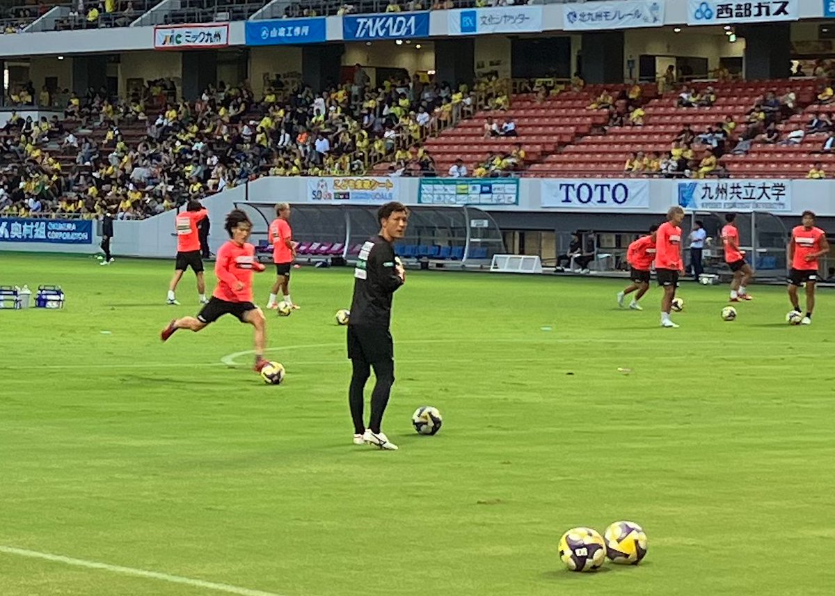 chrd305's tweet photo. "欧州仕込みのアナリスト"白石元監督の初陣を勝利で飾ったのがちょうど１年前の北九州。

例の騒動、不祥事、連敗でチームもサポも雰囲気が悪かったあの頃。ようやく見えた希望に胸を膨らませ駆けつけた我らの期待に応えてくれた。

たった１年前だけどとても懐かしく感じる。

#高知ユナイテッドSC https://t.co/LM3qFlvR42