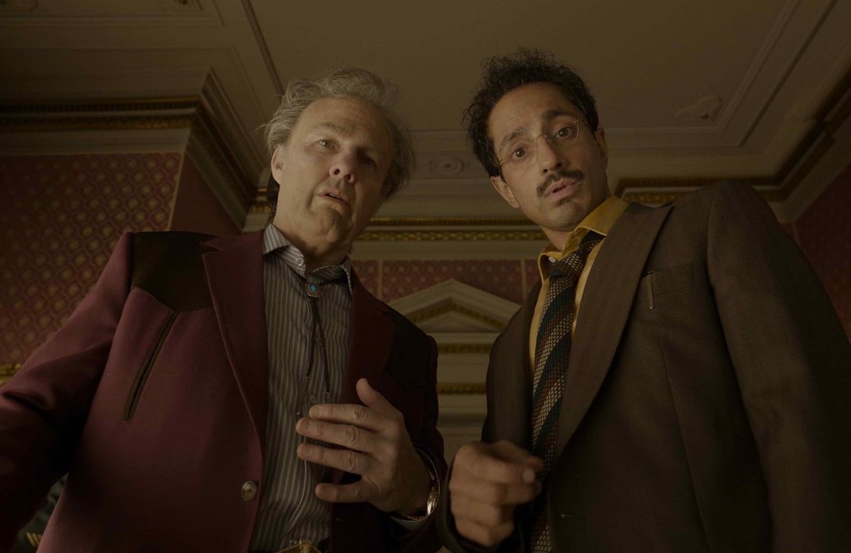 Rjasair's tweet photo. Digger (2026)

فيلم رائع، وتجربة فنية غامرة ومختلفة؛ شكلاً ومضموناً.

يقدم فيه المخرج الكبير أليخاندرو غونزاليس قالباً شبيهاً بتحفته Birdman، لكن بمسحة كاريكاتورية مضخمة، ويتابع فيه ممثلين يؤدون مسرحية عن نهاية العالم بسبب طمع السياسيين ورجال الأعمال، مع كسرٍ ذكي للحد الفاصل بين الواقع والمسرح.

وكل ذلك يجري في عالم قد انتهى بالفعل!

هذا فيلم فني بامتياز، سينال تقديره مع الوقت.

آخر كلمة في الفيلم، تلخص كل شيء، وتجعلك شريكاً في هذه المسرحية.

أليخاندرو سارد عظيم، وسينمائي مبدع، لا يخطئ أبداً.