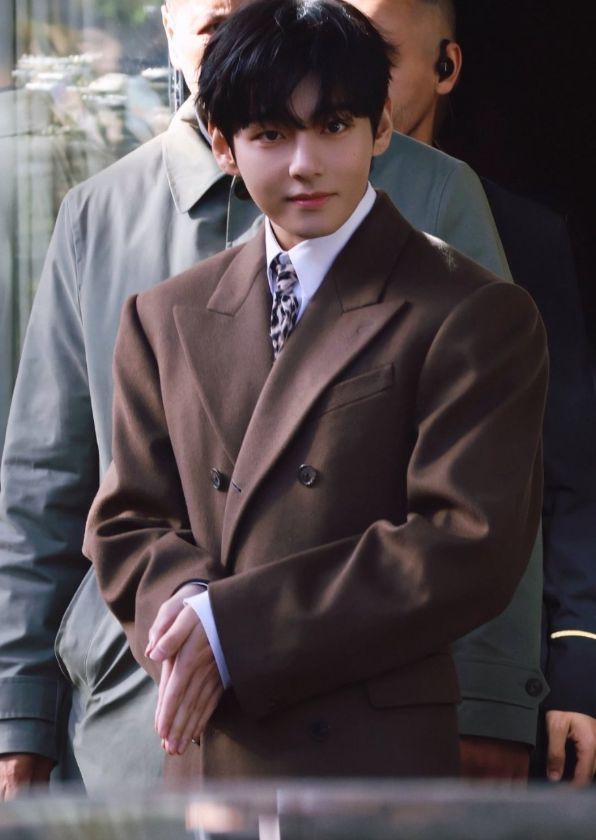 AboutMusicYT's tweet photo. Taehyung for Celine during Paris Fashion Week, one year ago today. https://t.co/7oYQ9IrnPg