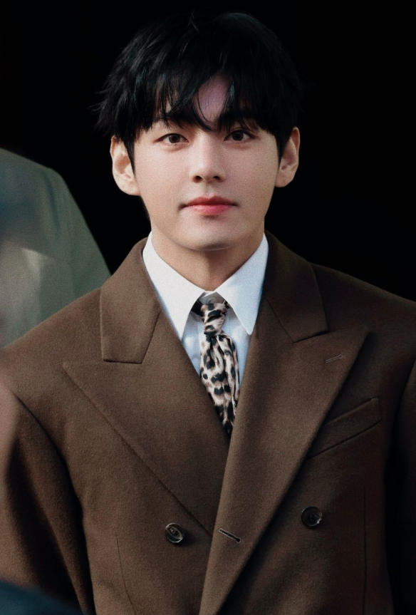 AboutMusicYT's tweet photo. Taehyung for Celine during Paris Fashion Week, one year ago today. https://t.co/7oYQ9IrnPg