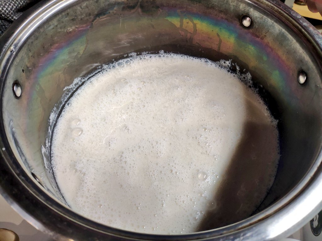 ArturGalata's tweet photo. 我が名はアルトゥル！！豆腐がなければ大豆から豆腐を作る日本推しラトビア人！！本日10月2日は豆腐の日！外国では大豆は手に入るが、にがりは見つからぬ！！しかし、硫酸マグネシウムを使えば豆腐ができるのだ！！そんなわけで、自家製豆腐を作ったぞぉ！！日本の皆様、是非お褒めくださいませ！！ https://t.co/lda9xnOWxL