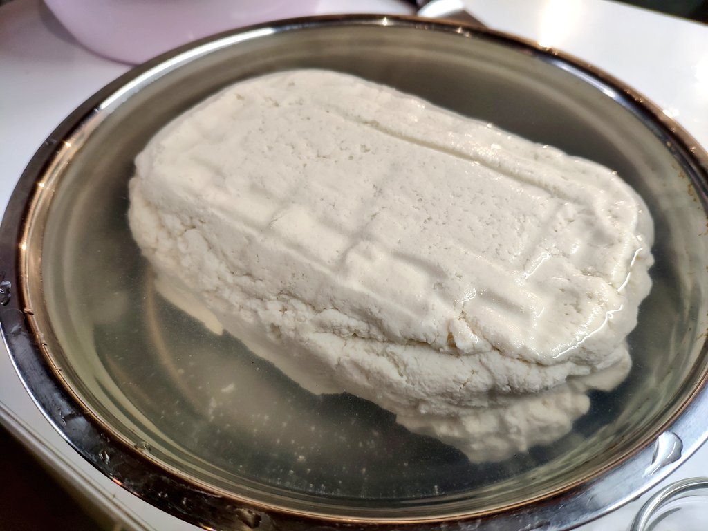 ArturGalata's tweet photo. 我が名はアルトゥル！！豆腐がなければ大豆から豆腐を作る日本推しラトビア人！！本日10月2日は豆腐の日！外国では大豆は手に入るが、にがりは見つからぬ！！しかし、硫酸マグネシウムを使えば豆腐ができるのだ！！そんなわけで、自家製豆腐を作ったぞぉ！！日本の皆様、是非お褒めくださいませ！！ https://t.co/lda9xnOWxL