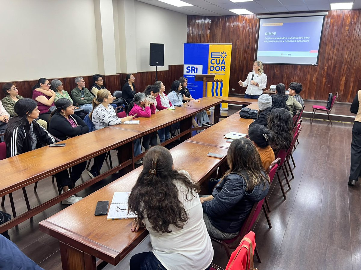 SRIoficialEc's tweet photo. Más conocimiento tributario, más oportunidades para crecer.

@AlexaNavarreteR, directora general del SRI, lideró una jornada de capacitación en Azuay, destinada a Mipymes, artesanos, emprendedores y actores del sector productivo de la provincia.

🧵⤵️ https://t.co/kN53yBGz5I