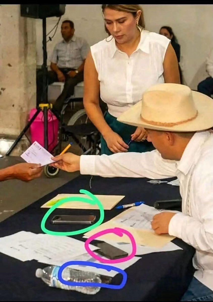 AdrianG35214715's tweet photo. @Adela_Micha Si los tiene bien puestos respóndeme @Adela_Micha 

¿encarcelar a quien? Te refieres a la persona que sigue sin entregar los 3 celulares de Manzo, que sigue evadiendo los sitatorios

Que la señora tiene vínculos con el brilloso y Samuel García amigos muy íntimos 

#Nomientas https://t.co/N6OQ9Kdq8R