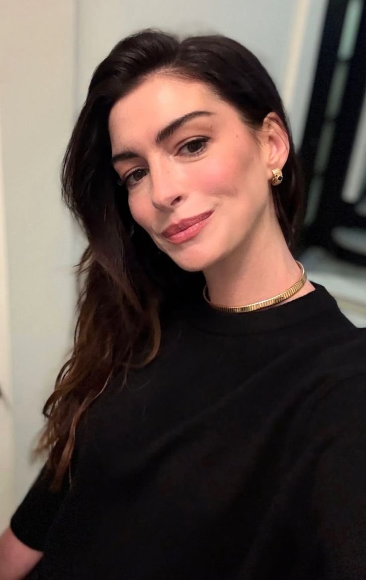 smartangelaHQ's tweet photo. Anne Hathaway has reached the stage of her career where the conversation isn't just about the roles she plays. It's about how successfully she's managed to remain a major Hollywood presence across different eras. https://t.co/CLSd4a6ots