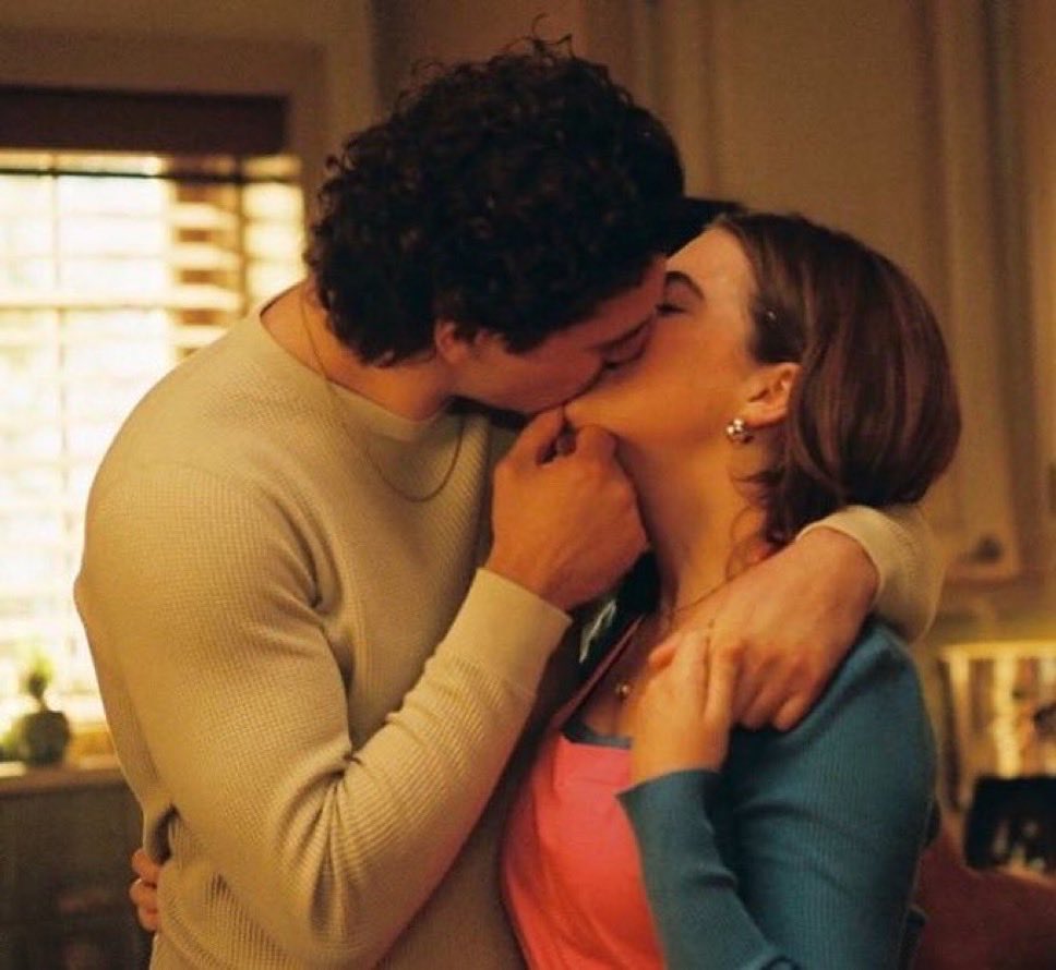 elxwellsy's tweet photo. Since @offcampusonpv seems to have forgotten about #offcampusthursdays…🥺

Day 1 of asking for the whole lasagna scene, kiss included (pretty please with sugar on top) 🥹🙏🏻 https://t.co/Ko279eiN4a https://t.co/oehVO7HDsL