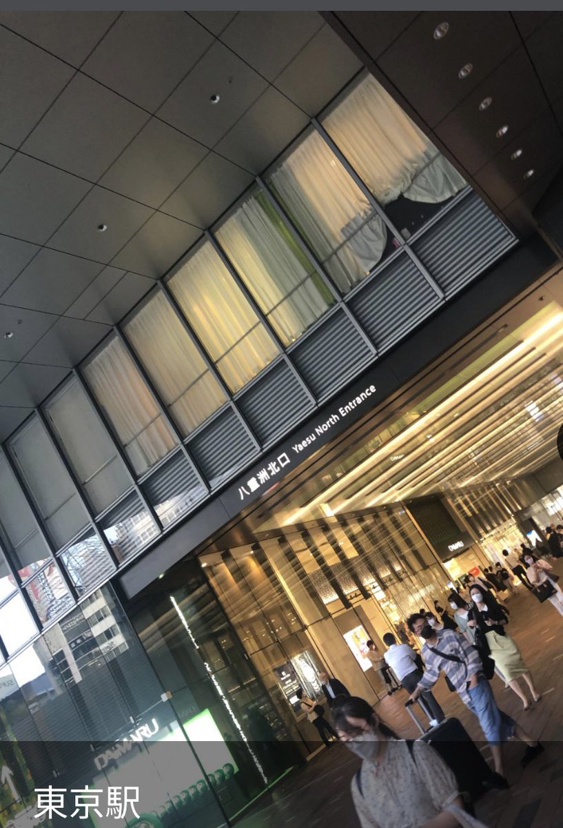 rinrinharan's tweet photo. 心配は何処へやら、台風🌀26号は熱帯性低気圧になって去って行った。最近の　#ユチョン　は晴れ男☀️
お天道様も彼を応援しているみたいだね☺️
新幹線貸し切ってのイベントができるなんて、少し前までは考えもつかなかった。年末には国際フォーラムでコンサート🎵
苦労したけど彼の努力が報われる日がやって来たね。空高く羽ばたく推しを見るのは幸せの極み🍀
10月も良い事がたくさんありますように🙏💕

今日の集合場所、東京駅日本橋口に行くには先ずここを見つけなくちゃ！駅員さん頼りです。駅の構内がユチョペンで溢れる！壮観だろうな💙