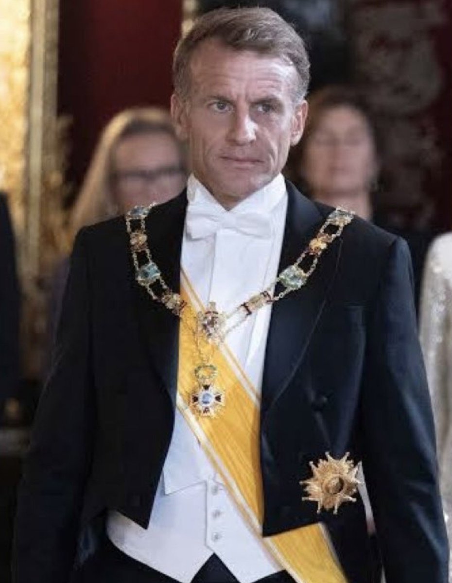 Escalet83's tweet photo. Pendant que #KékéRose bouffe du caviar en Espagne habillé comme un clown, une dame se fait brûler le visage par un sauvage à Marseille !
Demain, Emmanuel Macron viendra nous expliquer que #Poutine est une menace pour la France.
J'en peux plus de ce tocard !
#STOP_IMMIGRATION https://t.co/FatxO0Rd56