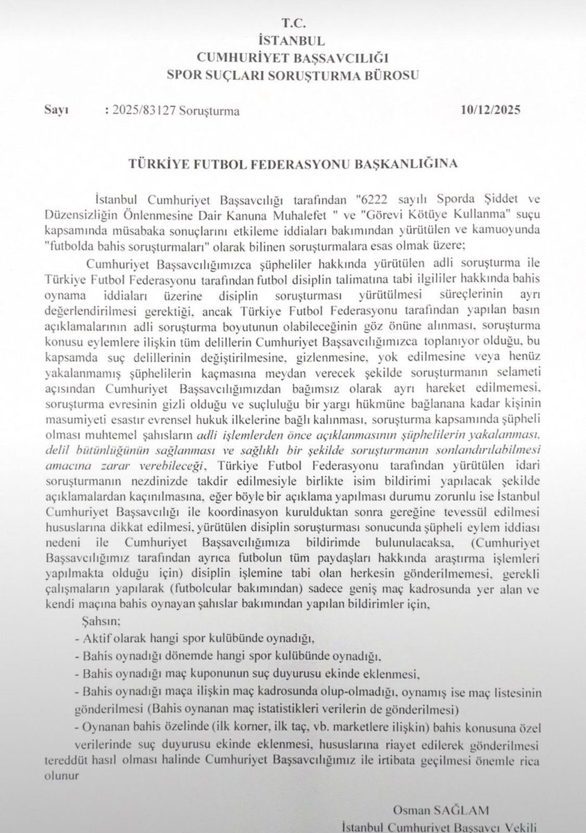 hk_dincturk's tweet photo. TFF’NİN BU AÇIKLAMASI NEDEN HUKUKEN CİDDİ SORUNLAR TAŞIYOR?

Aşağıdaki iki belgeyi yan yana koyduğunuzda mesele çok açık.

İstanbul Cumhuriyet Başsavcılığı Spor Suçları Soruşturma Bürosu, 10.12.2025 tarihli ve 2025/83127 sayılı yazısıyla TFF’yi açık biçimde uyarmış:

Adli soruşturmanın gizliliği korunmalı, delillerin bütünlüğü tehlikeye atılmamalı ve “isim bildirimi yapılacak şekilde açıklamalardan kaçınılmalı.” Böyle bir açıklamanın zorunlu olması halinde ise İstanbul Cumhuriyet Başsavcılığı ile koordinasyon kurulduktan sonra hareket edilmeli.

Başsavcılık bunun gerekçesini de açıkça ortaya koyuyor: soruşturmanın gizliliği ve masumiyet karinesi.

Buna rağmen TFF, 30.09.2026 tarihinde bahis soruşturması kapsamında kişilerin isimlerini kamuoyuna açıkladı ve bu kişiler hakkında “görev aldığı dönemde bahis oynadığı tespit edilen” ifadesini kullandı. TFF’nin resmi sitesinde bu sevklerin yayımlandığı da görülüyor. 

Burada cevaplandırılması gereken çok ciddi sorular var:

Başsavcılığın açık uyarısına rağmen isimler neden kamuoyuna ilan edildi?

Bu açıklamadan önce İstanbul Cumhuriyet Başsavcılığı ile gerekli koordinasyon kuruldu mu?

Henüz disiplin yargılaması dahi sonuçlanmamış kişiler hakkında “bahis oynadığı tespit edilen” şeklinde kesinlik ifade eden bir dil kullanılması masumiyet karinesi ve lekelenmeme hakkıyla nasıl bağdaştırılıyor?

Üstelik kişiler yönünden görev tarihleri, isnat edilen bahislerin tarihleri ve zamanaşımı koşulları tek tek araştırılmadan topluca kamuoyu önüne çıkarıldıysa bunun hukuki gerekçesi nedir?

PFDK’ya sevk edilmek, suçluluğun veya disiplin ihlalinin kesinleşmesi değildir. Buna rağmen kullanılan dil, kamuoyunda kişiler hakkında hüküm verilmiş izlenimi yaratabilecek niteliktedir.

Hukuk devleti bakımından mesele “bahis oynayanlar korunsun” meselesi değildir. Gerçekten ihlal gerçekleştirenler hakkında elbette mevzuat uygulanmalıdır.

Mesele; soruşturmanın kişilerin temel hakları gözetilerek, somut delillerle, kişiselleştirilmiş incelemeyle ve hukuka uygun usulle yürütülmesidir.

Bir kişinin itibarını kamuoyu önünde zedeledikten sonra “PFDK karar versin” demek, lekelenmeme hakkının sağladığı korumayı anlamsızlaştırabilir.

TFF, Başsavcılığın bu yazısına rağmen isim açıklamasını hangi hukuki gerekçeyle yaptığını ve Başsavcılıkla koordinasyon kurulup kurulmadığını kamuoyuna açıklamalıdır.

Çünkü hukuk, sonuçtan önce usuldür. Masumiyet karinesi ise yalnızca mahkeme salonlarında değil, kamu kurumlarının kullandığı dilde de korunmalıdır.

TFF yönetimi gider ayak neden kasıtlı bir şekilde bu hatayı yapmıştır herkes umarım sebebinin farkındadır?!