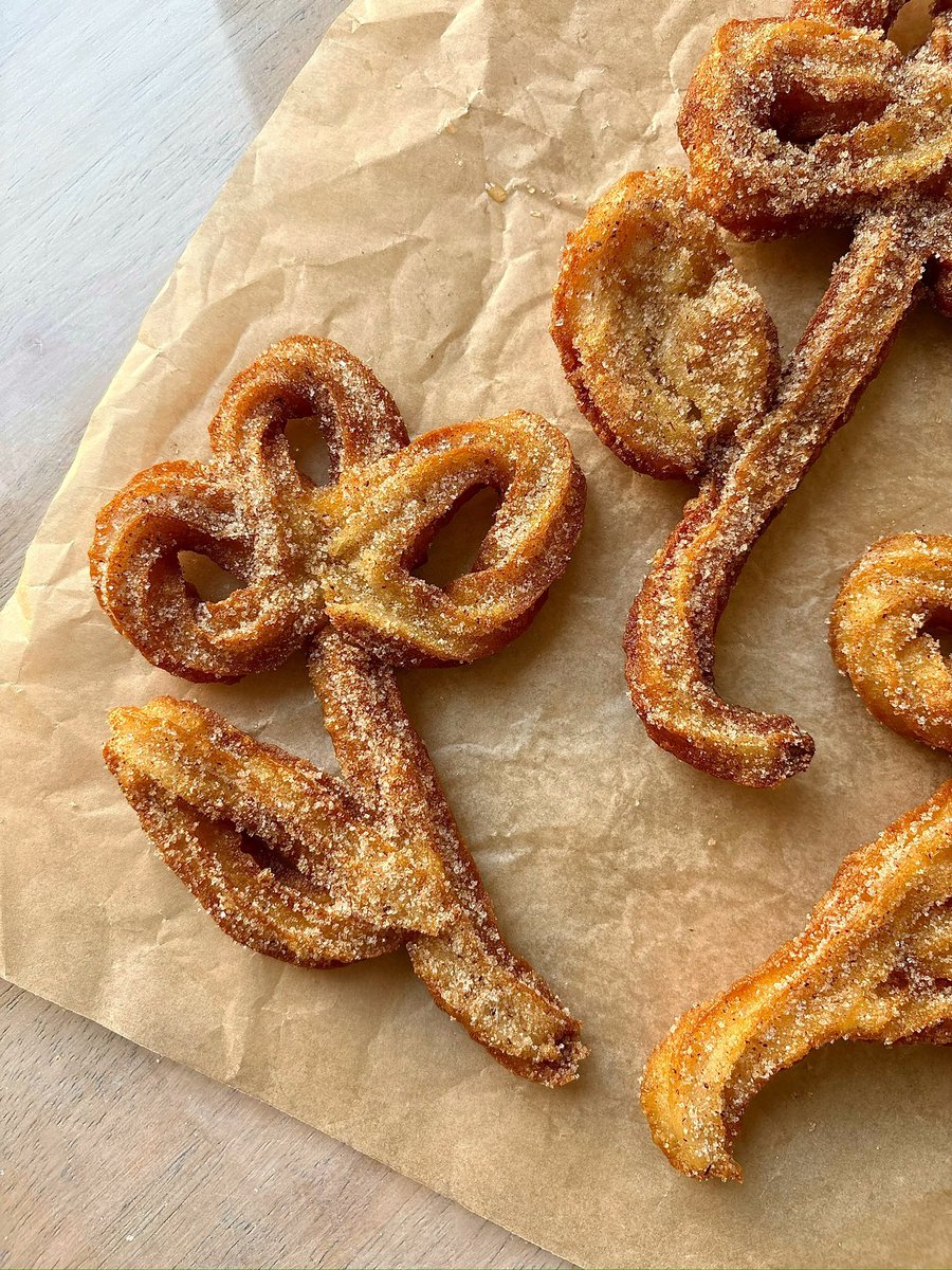 saweeeties's tweet photo. my flower churros with wild blueberry honey compote 🌷 https://t.co/vX4iR2eIzQ