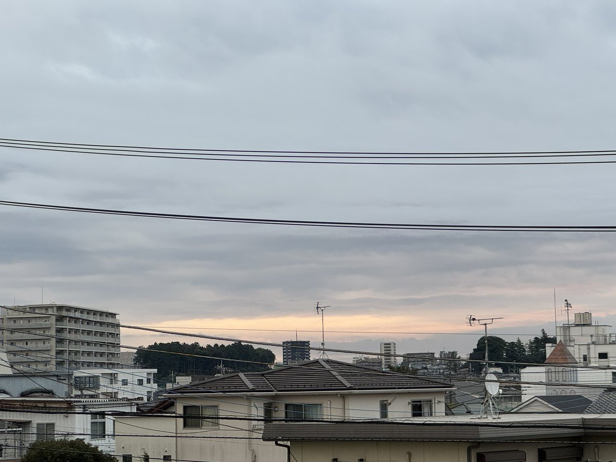 sunsunriko's tweet photo. おはようございます。今朝は久しぶりに土手朝活。週末に花火大会があるので昨日から場所取りOKだそうです。東の空は明るかったですがこれから少し降りそうですね。今週は今日で終わり、無事に終わりますように。
#朝活　#イマソラ　#空が好き　#花火大会の前 https://t.co/Cg0mIX2B7U