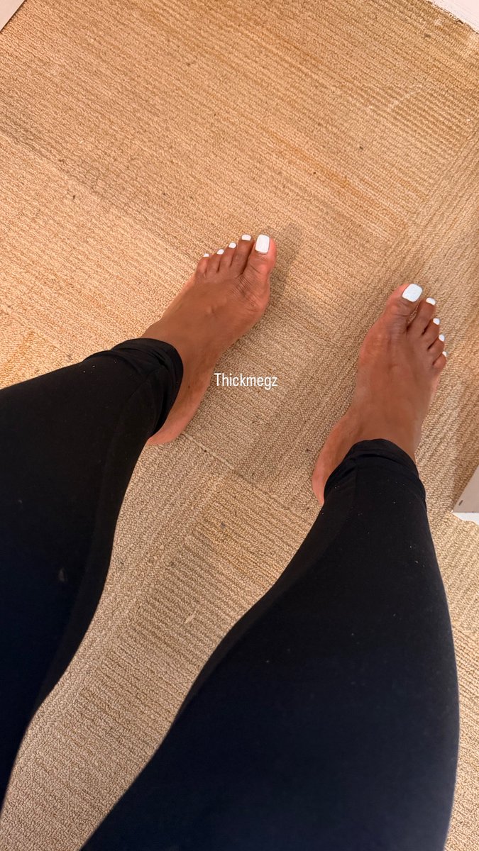 thickmegz's tweet photo. White toe nails… pink next?🤔💗 https://t.co/WqaK93bg4J