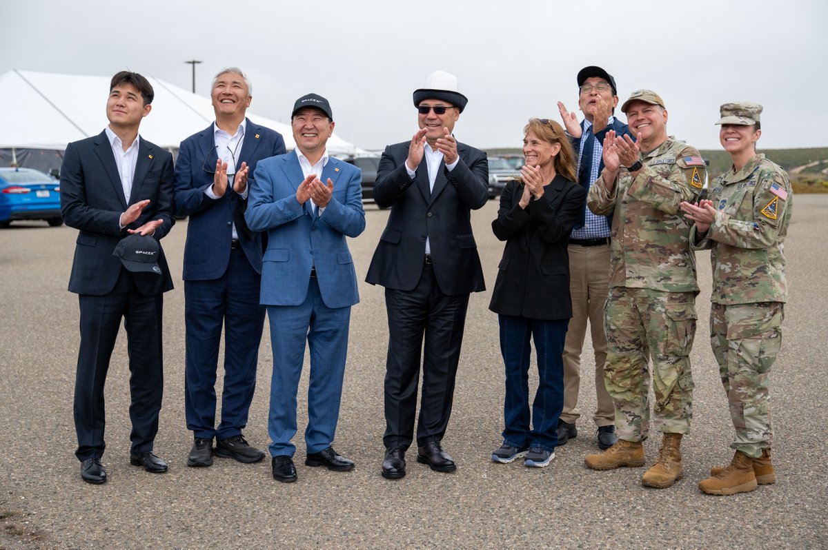 SLDelta30's tweet photo. @SLDelta30 leadership joined Kyrgyz President Sadyr Zhaparov to watch @SpaceX #Transporter18 launch 130 payloads to LEO—including Kyrgyzstan’s 1st national satellite! 🛰️
✅66 launches in 2026
✅Expanding global partnerships
@USSpaceForce | @DeptofWar https://t.co/7YkXkJFrbM